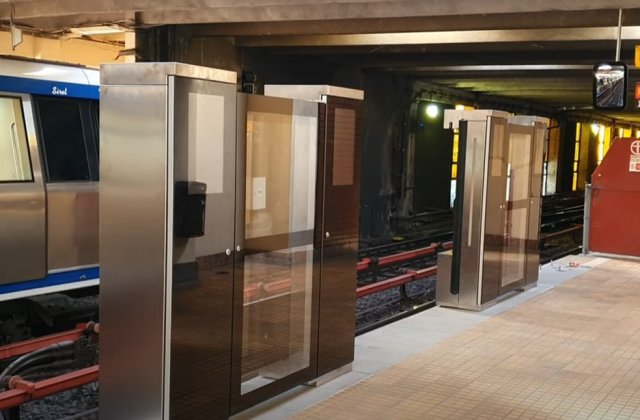 Metrorex testează două porți anti-suicid, după 10 ani de discuții și zeci de tragedii la metrou 