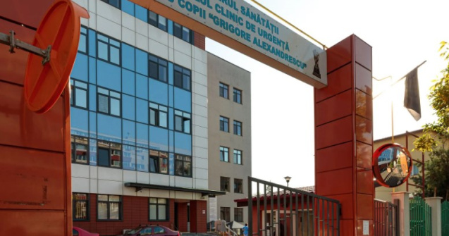 Un copil de 3 ani doarme pe podeaua salonului de la Grigore Alexandrescu, din cauza căldurii insuportabile. Manager: În saloane e o temperatură acceptabilă