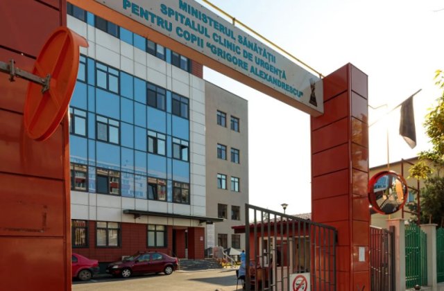 Un copil de 3 ani&nbsp;doarme pe podeaua salonului de la&nbsp;Grigore Alexandrescu, din cauza căldurii insuportabile. Manager: &Icirc;n saloane e o temperatură acceptabilă