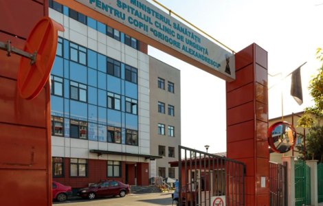 Un copil de 3 ani doarme pe podeaua salonului de la Grigore Alexandrescu, din cauza căldurii insuportabile. Manager: În saloane e o temperatură acceptabilă