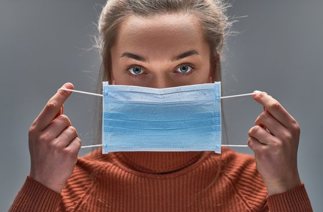 OMS cere țărilor să reintroducă obligativitatea purtării măştii de protecţie din cauza declanșării unui nou val de COVID-19