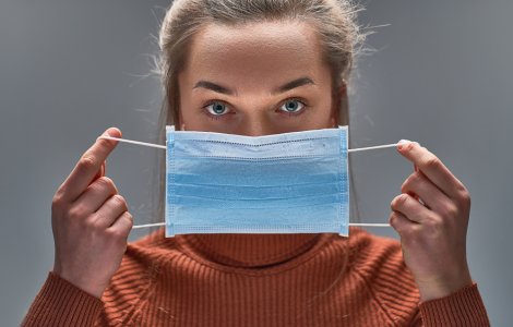 OMS cere țărilor să reintroducă obligativitatea purtării măştii de protecţie