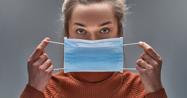 OMS cere țărilor să reintroducă obligativitatea purtării măştii de protecţie