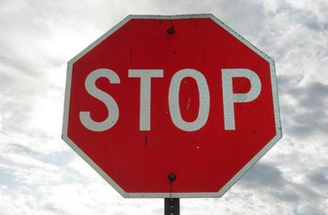 TOP 10 cele mai CIUDATE si INUTILE legi de circulatie din lume