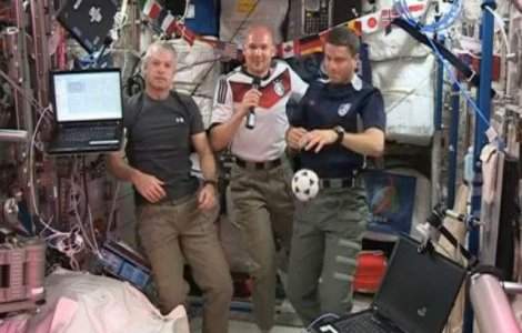  Video  Astronautii de pe ISS au jucat fotbal pe orbita