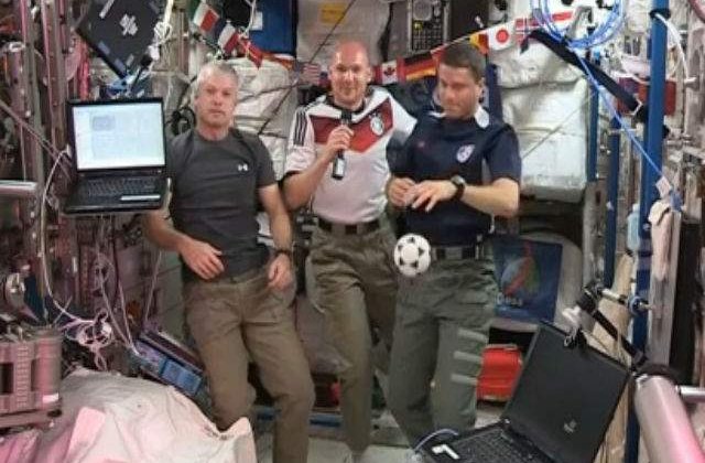 [VIDEO] Astronautii de pe ISS au jucat fotbal pe orbita pentru a marca debutul CM 2014