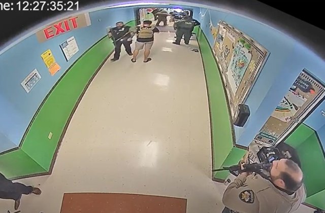 &Icirc;nregistrarea atacului de la școala din Texas, făcută publică. O oră și 22 de minute a durat calvarul &icirc;n care au murit 19 copii și 2 profesori