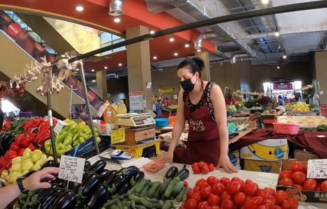 Unul din doi români cumpără fructe și legume românești