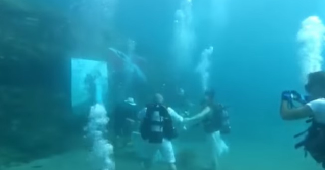 VIDEO Nuntă ieșită din tipare. Doi tineri s-au căsătorit la 6 metri sub apă
