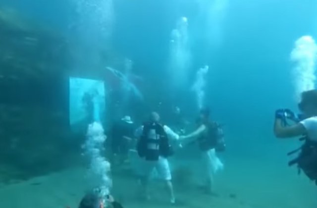 VIDEO Nuntă ieșită din tipare. Doi tineri s-au căsătorit la 6 metri sub apă