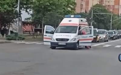 Ambulanță defectă în trafic,...