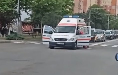 Ambulanță defectă în trafic, în Piatra Neamț, împinsă de echipajul medical. Salvarea avea peste 1 milion de km parcurși