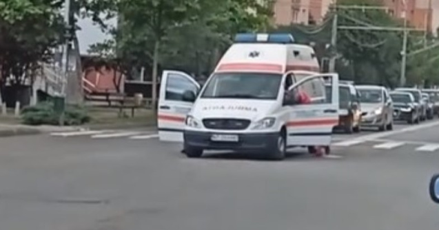 Piatra Neamț: Ambulanță defectă în trafic, împinsă de echipajul medical