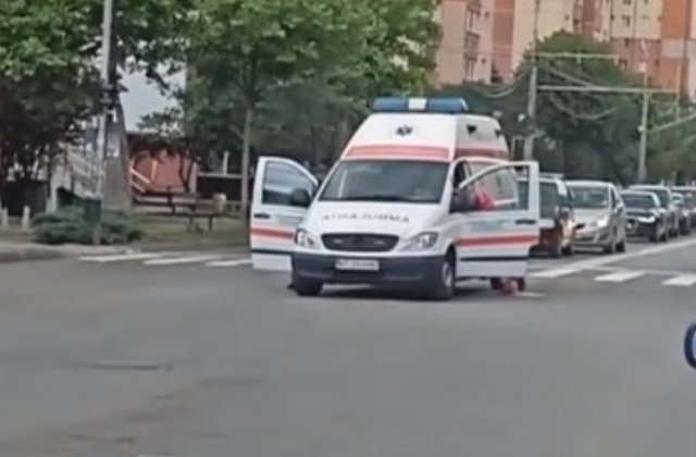 Ambulanță defectă &icirc;n trafic, &icirc;n Piatra Neamț, &icirc;mpinsă de echipajul medical. Salvarea avea peste 1 milion de km parcurși 