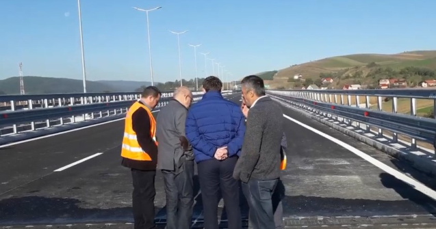 Ca să nu se vadă cât de şubred e podul peste Gilău, autoritățile au crescut nivelul apei