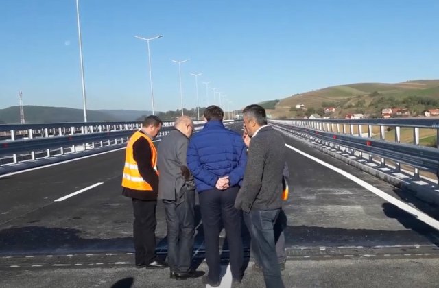 Ca să nu se vadă c&acirc;t de şubred e podul peste Gilău, autoritățile au crescut nivelul apei 