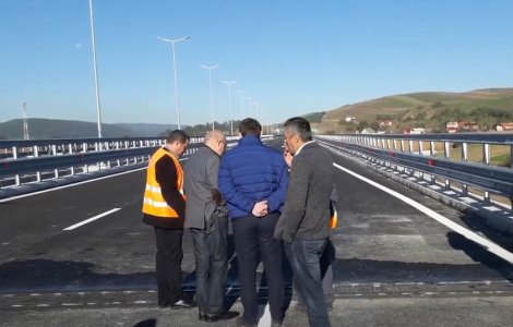 Ca să nu se vadă cât de şubred e podul peste Gilău, autoritățile au crescut nivelul apei