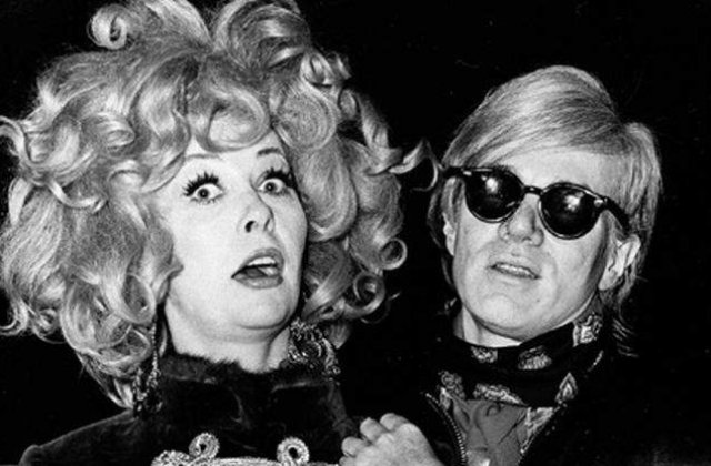 A murit una dintre muzele lui Andy Warhol