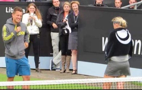  Video  Cerere in casatorie pe terenul de tenis