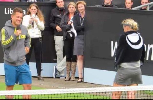 [VIDEO] Cerere in casatorie pe terenul de tenis, la turneul de la &#39;S-Hertogenbosch