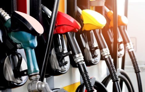 Veste bună pentru șoferi! Preţul benzinei a scăzut cu 2,5%. Cum a fost posibil