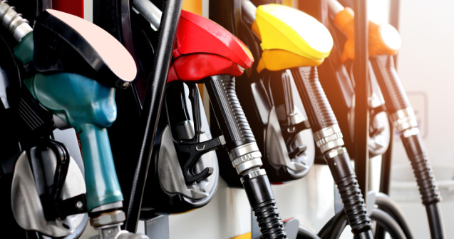 Veste bună pentru șoferi! Preţul benzinei a scăzut cu 2,5%. Cum a fost posibil