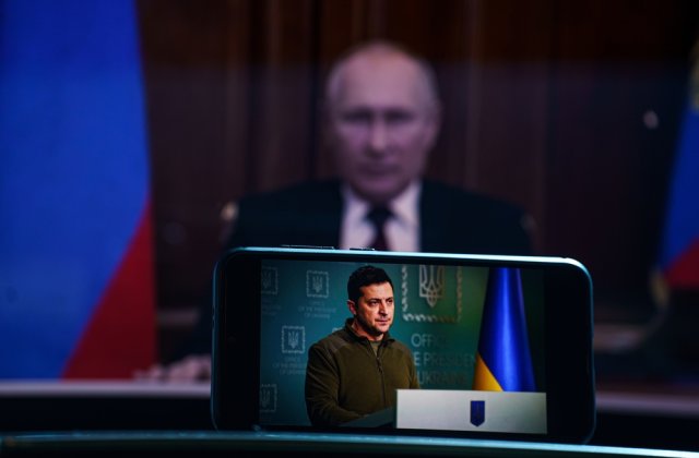 Zelenski dezminte că ar fi bolnav și &icirc;l ironizează pe Putin: &bdquo;Cu tot respectul pentru bătr&acirc;nețe, 44 nu este 70&rdquo; 