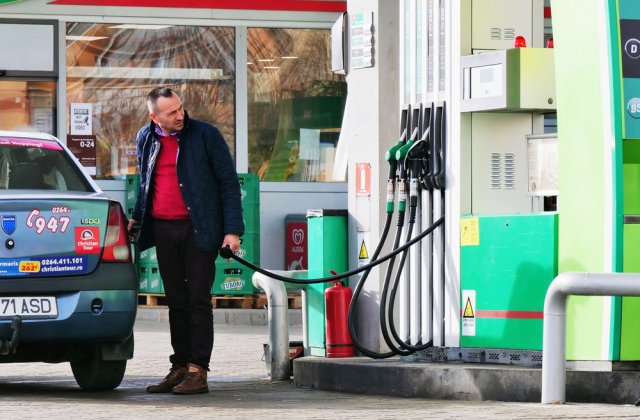 Surpriză la pompă: Prețul bezinei a cobor&acirc;t sub 8 lei. Şoferii cu maşini pe motorină nu sunt la fel de norocoşi
