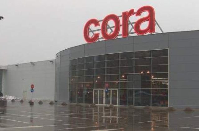 O bucat&#259; de tavan dintr-un hipermarket s-a prabusit