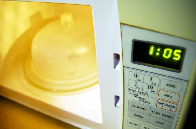 [VIDEO] Pericol de EXPLOZIE! Ce NU trebuie sa bagi niciodata in cuptorul cu microunde