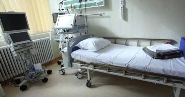 Un copil nascut cu inima in afara, dus in Italia pentru operatie
