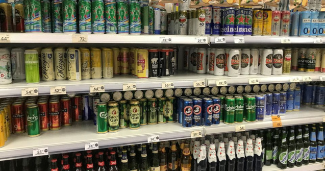 Beri străine pe rafturile magazinelor din Moscova, deși producătorii și-au anunțat retragerea din Rusia