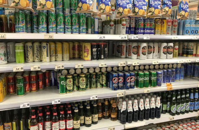 Beri străine pe rafturile magazinelor din Moscova, deși producătorii și-au anunțat retragerea din Rusia 