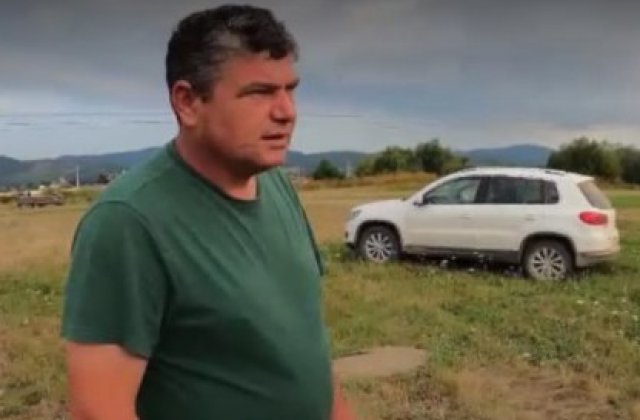Un fermier brașovean a oprit un r&acirc;u pentru a-și uda culturile 