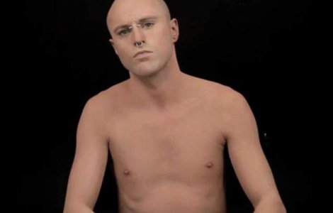  Video  Incredibil! El este barbatul cu mai multe fete!