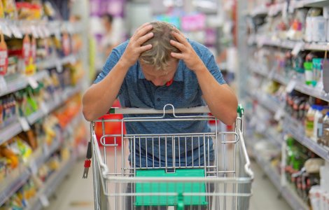 Magazinele „îngheață” prețurile la unele produse, pentru a atrage clienții. Specialiști: Totul ține de marketing