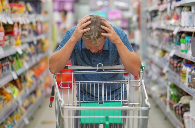 Magazinele &bdquo;&icirc;ngheață&rdquo; prețurile la unele produse, pentru a atrage clienții. Specialiști: Totul ține de marketing