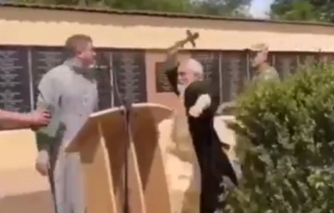 VIDEO Un preot al Bisericii Ortodoxe Ruse l-a luat la bătaie cu o cruce pe un preot ucrainean. Motivul: patriarhul Kirill