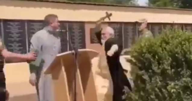 VIDEO Un preot al Bisericii Ortodoxe Ruse l-a luat la bătaie cu o cruce pe un preot ucrainean. Motivul: patriarhul Kirill