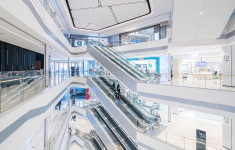 Un copil de 2 ani a căzut de la etajul unui mall din Arad. Starea micuțului