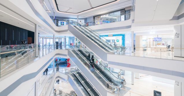 Un copil de 2 ani a căzut de la etajul unui mall din Arad. Starea micuțului