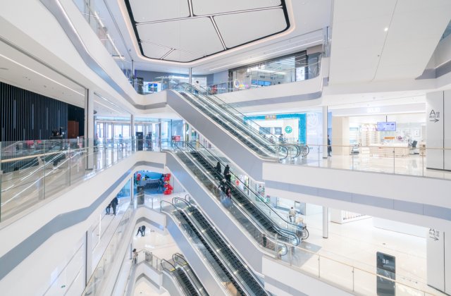 Un copil de 2 ani a căzut de la etajul unui mall din Arad. Care este starea micuțului