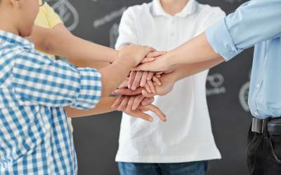 O echipă de elevi din România...