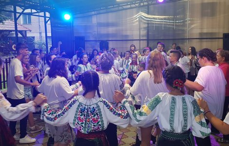 Copiii din Diaspora, veniți în taberele din Neamț și Bistrița-Năsăud, învață ce înseamnă să fii român