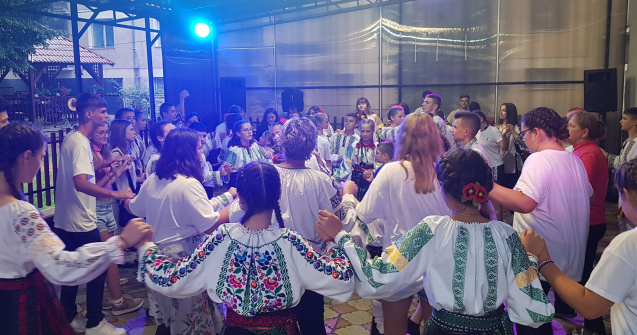 Copiii din Diaspora, veniți în taberele din Neamț și Bistrița-Năsăud, învață ce înseamnă să fii român