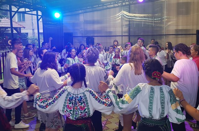 Copiii din Diaspora, veniți &icirc;n taberele din Neamț și Bistrița-Năsăud, &icirc;nvață ce &icirc;nseamnă să fii rom&acirc;n 
