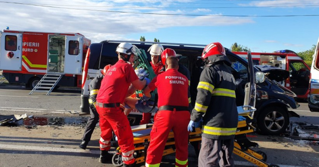 Accident grav la ieșirea din Arad. 12 oameni au ajuns la spital