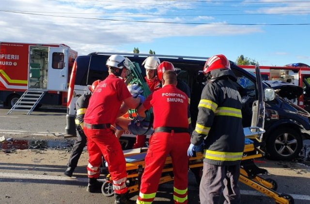 Accident grav la ieșirea din Arad. 12 oameni au ajuns la spital 