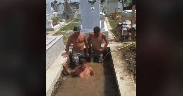 VIDEO Trei bărbați și-au făcut piscină într-un cavou din cimitir