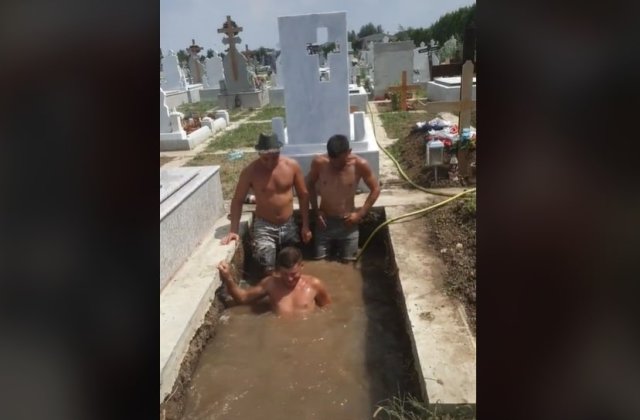 VIDEO Trei bărbați și-au făcut piscină &icirc;ntr-un cavou din cimitir. &bdquo;A fost o baie mortală&rdquo;